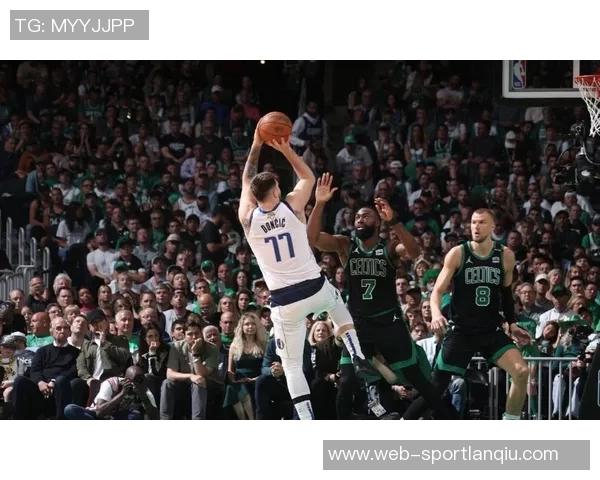 媒体人分析绿军西蒙斯表现引发争议是继续培养还是寻求内线替代